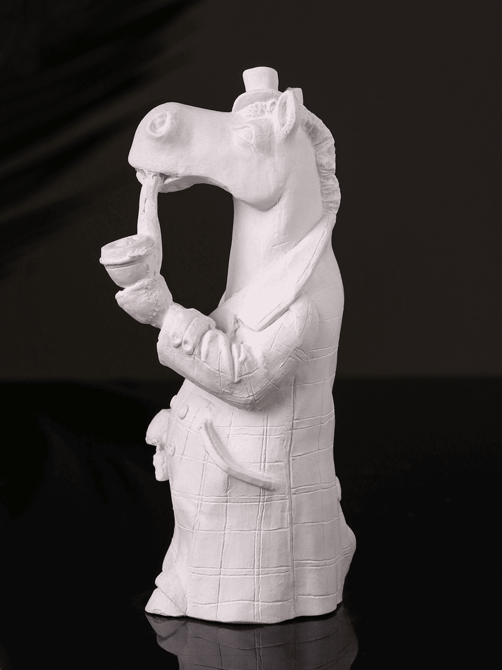 Figurka_gipsovaya_Kon_v_palto_2